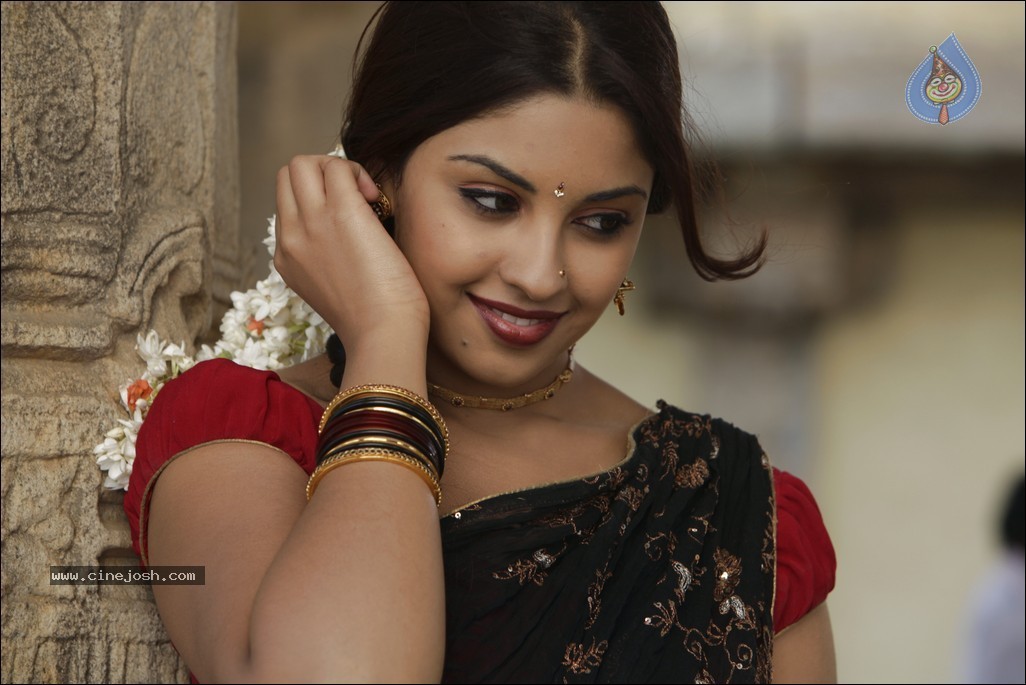 Richa Gangopadhyay New Pics - 30 / 42 photos