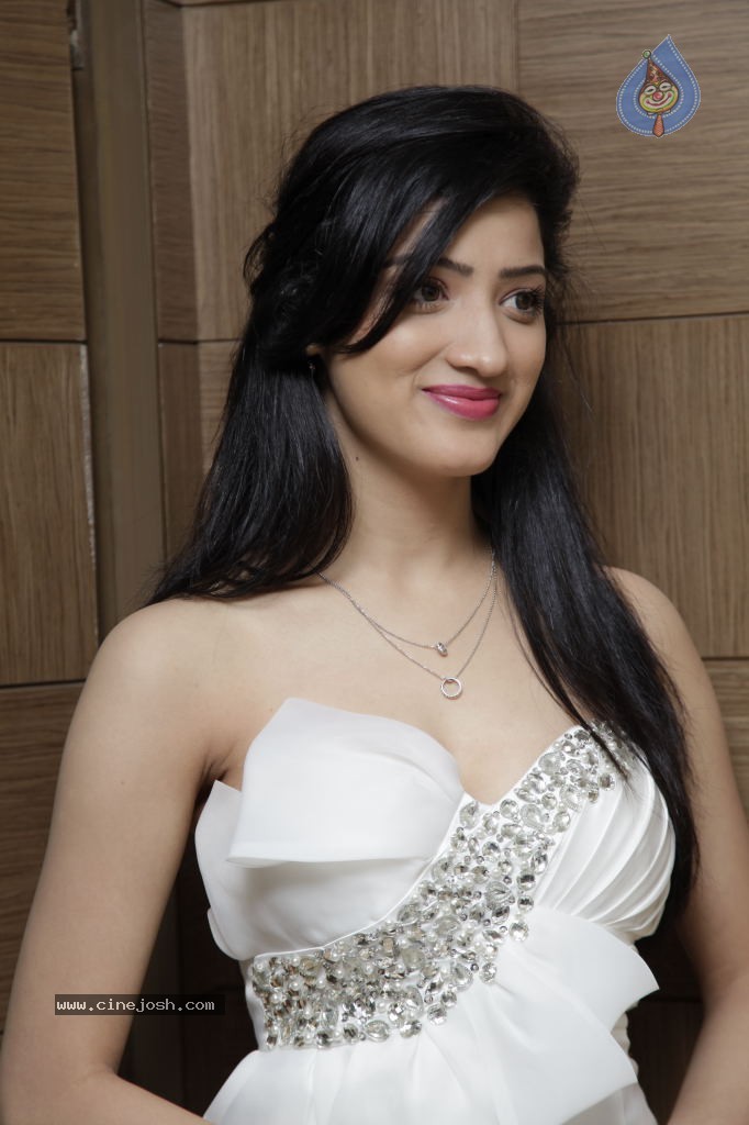 Richa Panai New Hot Stills - 19 / 44 photos