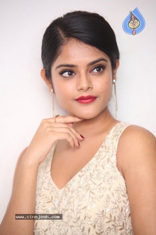 Riddhi Kumar New Images - 6 / 21 photos