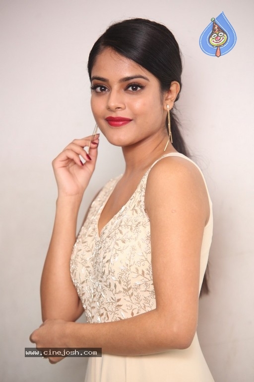 Riddhi Kumar New Images - 8 / 21 photos