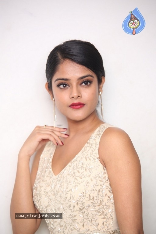 Riddhi Kumar New Images - 10 / 21 photos