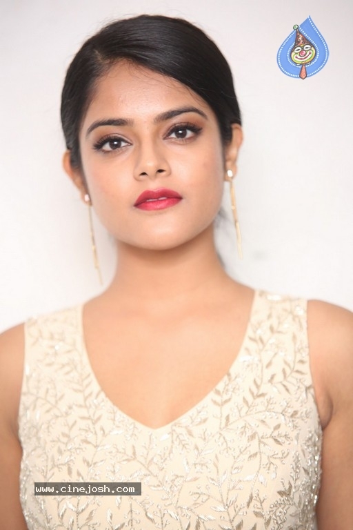 Riddhi Kumar New Images - 13 / 21 photos
