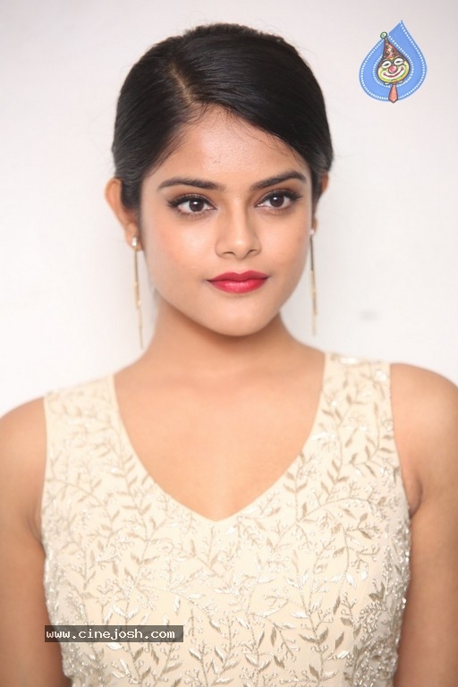 Riddhi Kumar New Images - 18 / 21 photos