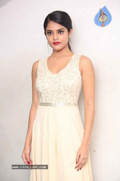 Riddhi Kumar New Images - 19 / 21 photos