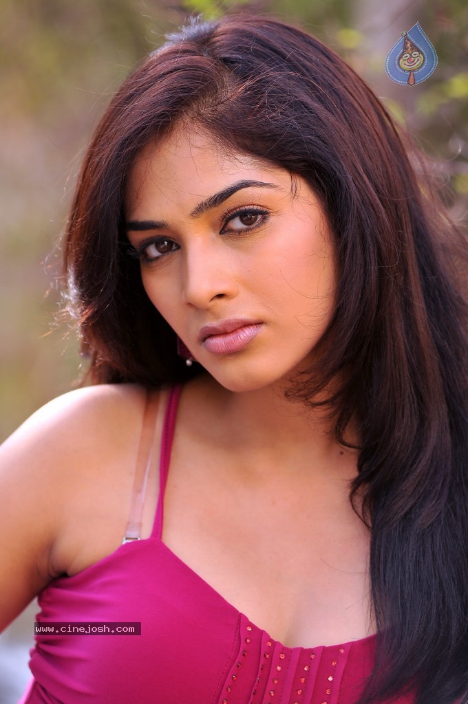 Rithika Hot Stills - 21 / 61 photos