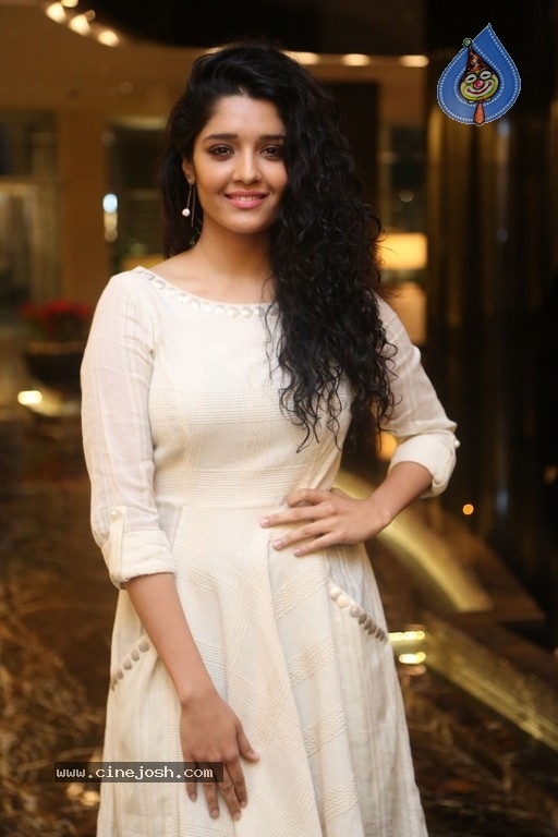 Ritika Singh Gallery - 4 / 28 photos