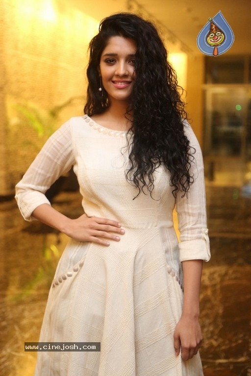 Ritika Singh Gallery - 8 / 28 photos
