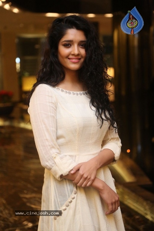 Ritika Singh Gallery - 20 / 28 photos