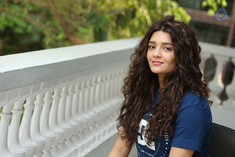 Ritika Singh Latest Photos - 26 / 34 photos
