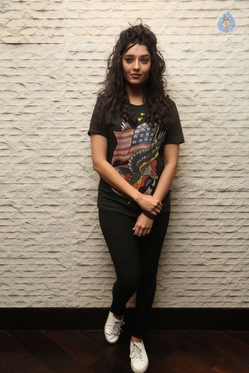 Ritika Singh Latest Photos - 20 / 34 photos