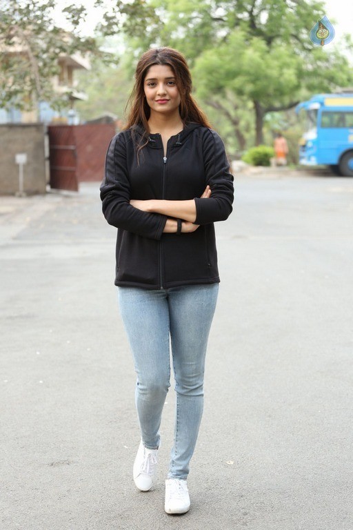 Ritika Singh New Gallery - 4 / 37 photos