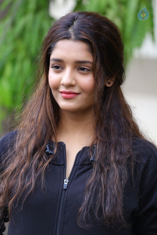 Ritika Singh New Gallery - 7 / 37 photos