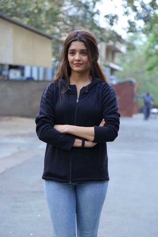 Ritika Singh New Gallery - 10 / 37 photos