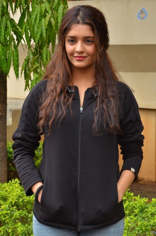 Ritika Singh New Gallery - 11 / 37 photos