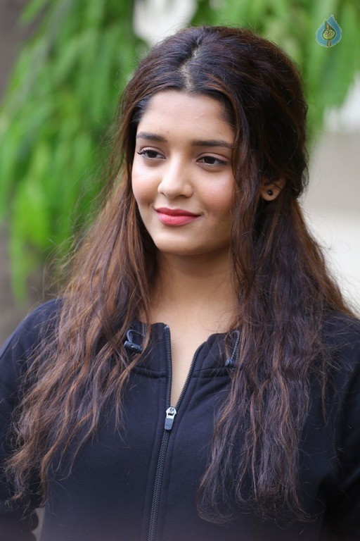 Ritika Singh New Gallery - 12 / 37 photos