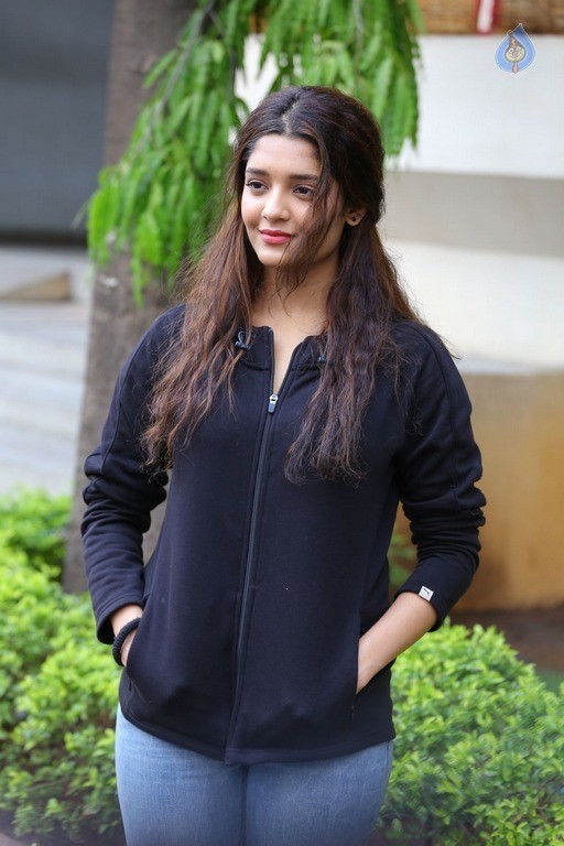 Ritika Singh New Gallery - 13 / 37 photos