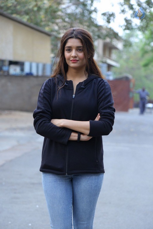 Ritika Singh New Gallery - 14 / 37 photos