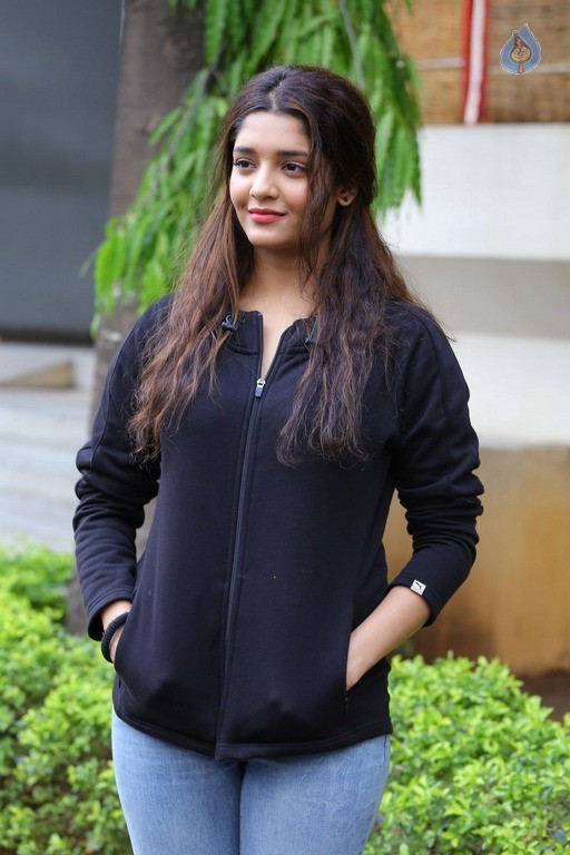 Ritika Singh New Gallery - 24 / 37 photos
