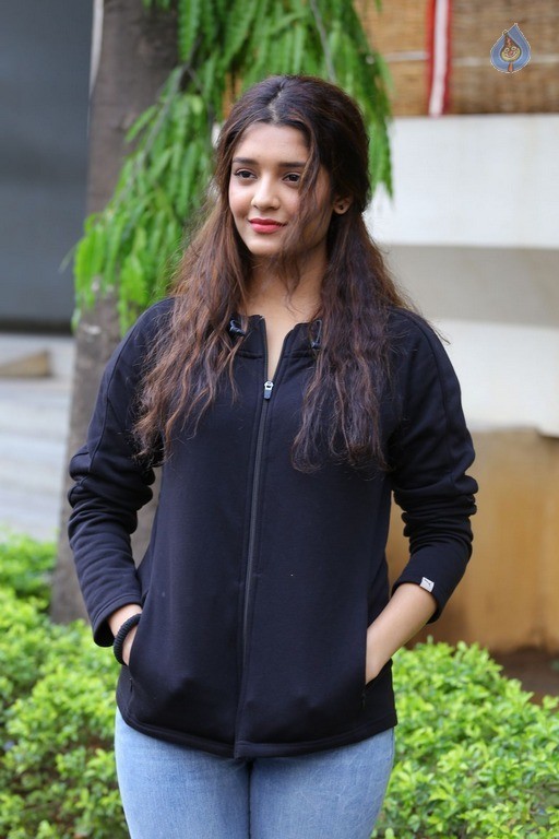 Ritika Singh New Gallery - 27 / 37 photos
