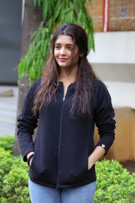 Ritika Singh New Gallery - 34 / 37 photos