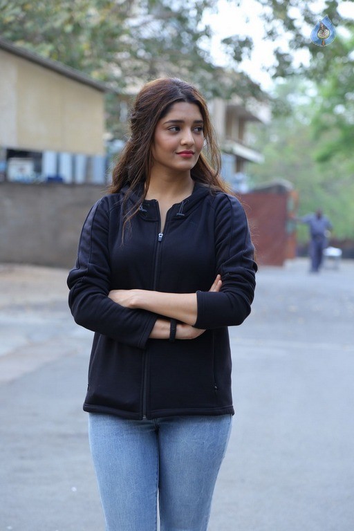 Ritika Singh New Gallery - 35 / 37 photos