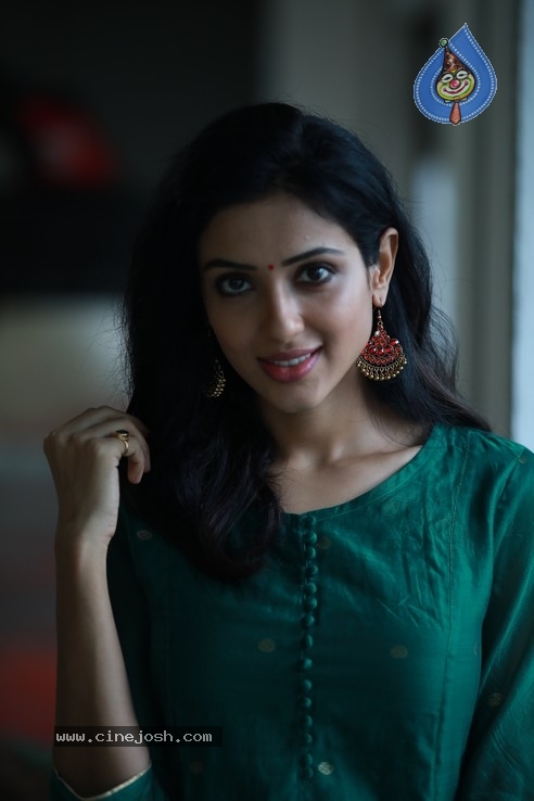 Riya Suman Pics - 12 / 33 photos