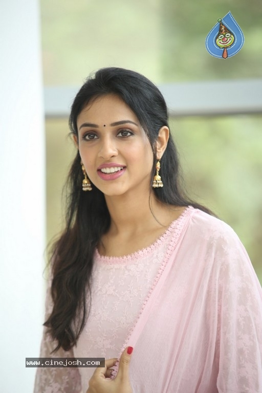 Riya Suman Pics - 5 / 9 photos