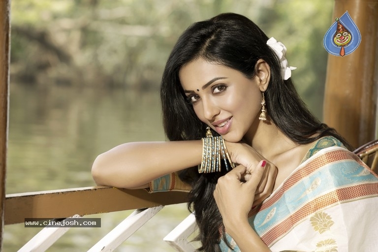 Riya Suman Saree Photos - 4 / 4 photos