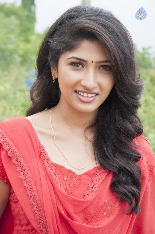 Roshini Prakash Stills in Saptagiri Express - 4 / 14 photos