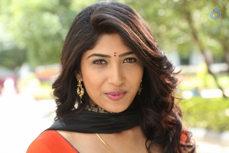 Roshini Prakash Stills in Saptagiri Express - 13 / 14 photos