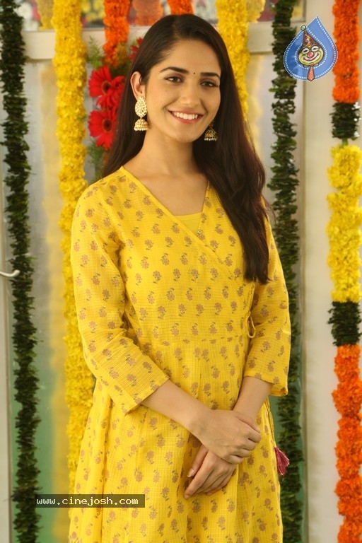 Ruhani Sharma Gallery - 2 / 21 photos