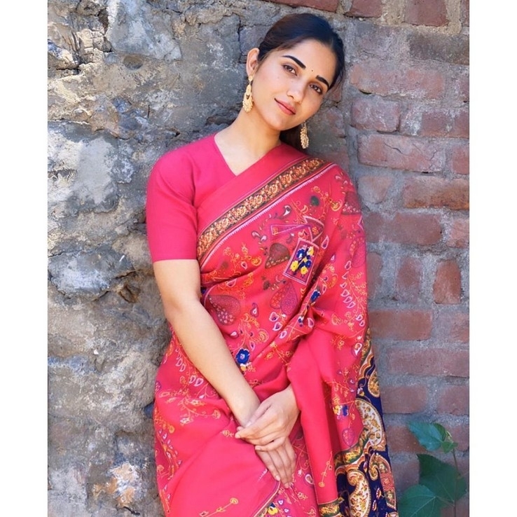 Ruhani Sharma Photos - 2 / 10 photos