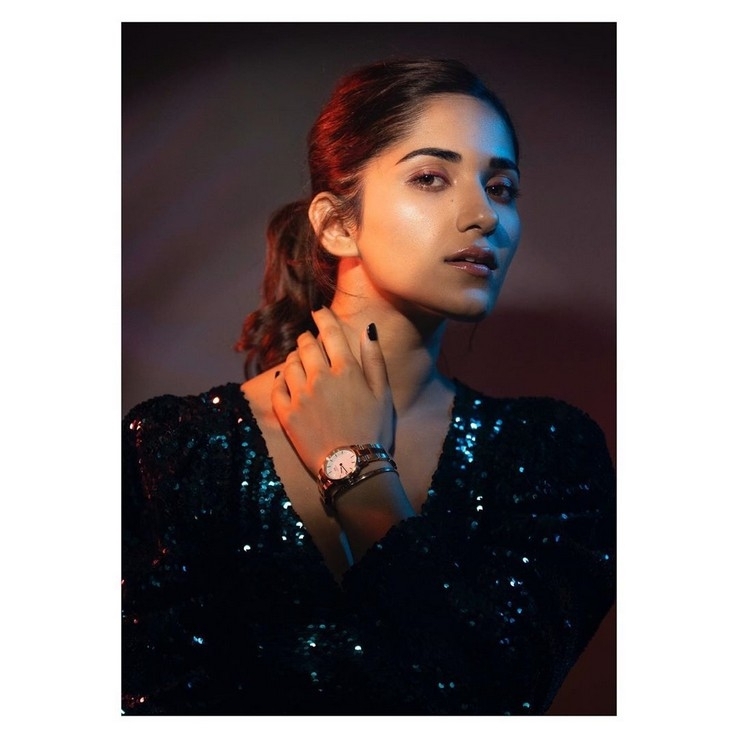 Ruhani Sharma Photos - 2 / 10 photos