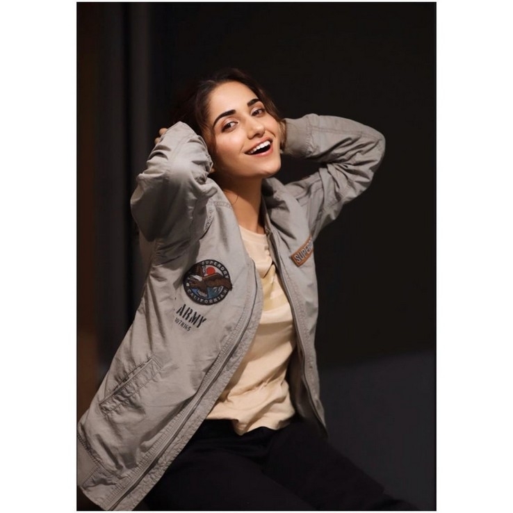 Ruhani Sharma Photos - 1 / 11 photos