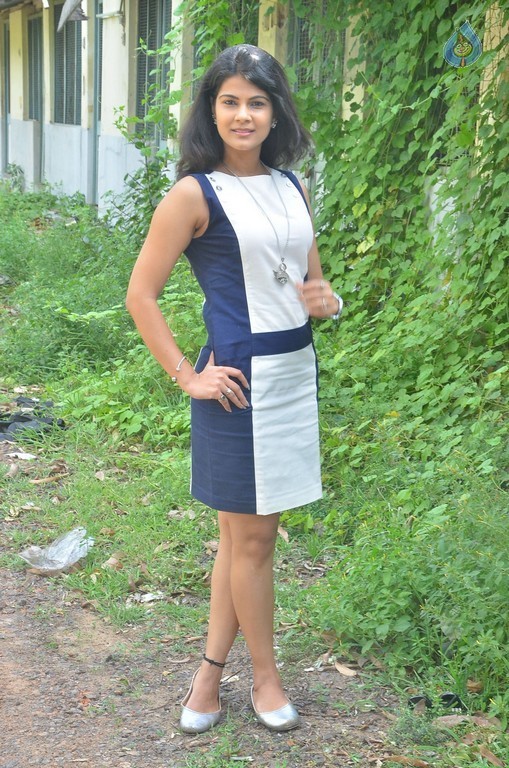 Ruhi Singh New Photos - 28 / 30 photos