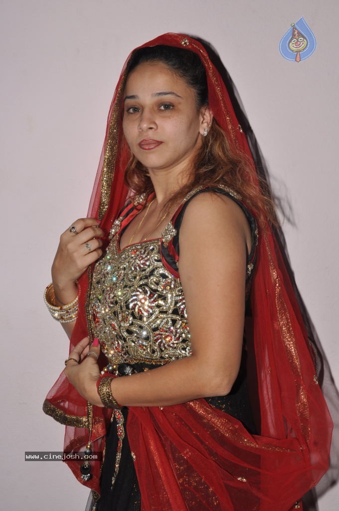 Ruhie Shaikh Hot Stills - 14 / 93 photos