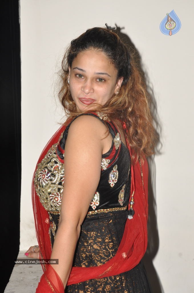 Ruhie Shaikh Hot Stills - 23 / 93 photos