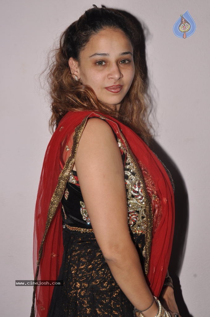 Ruhie Shaikh Hot Stills - 26 / 93 photos