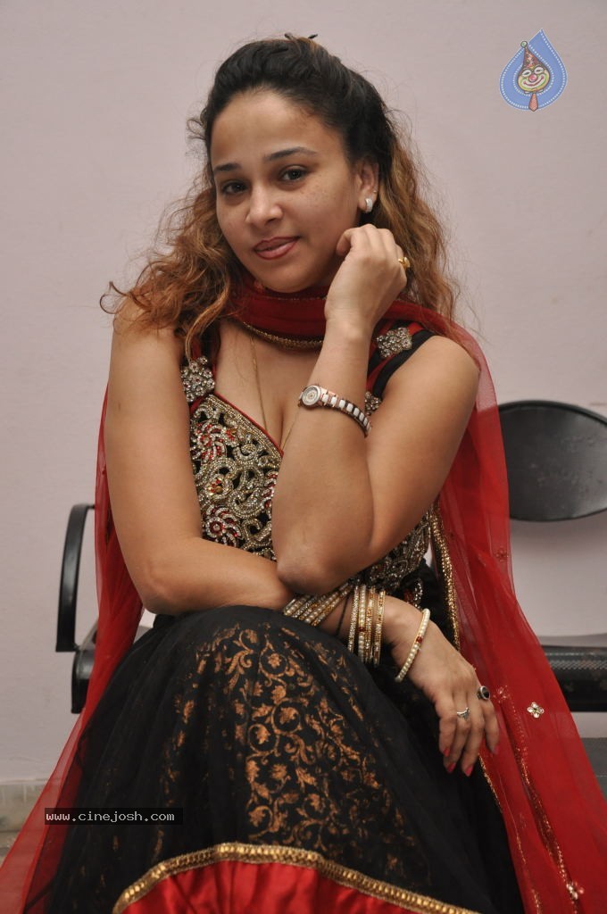 Ruhie Shaikh Hot Stills - 29 / 93 photos