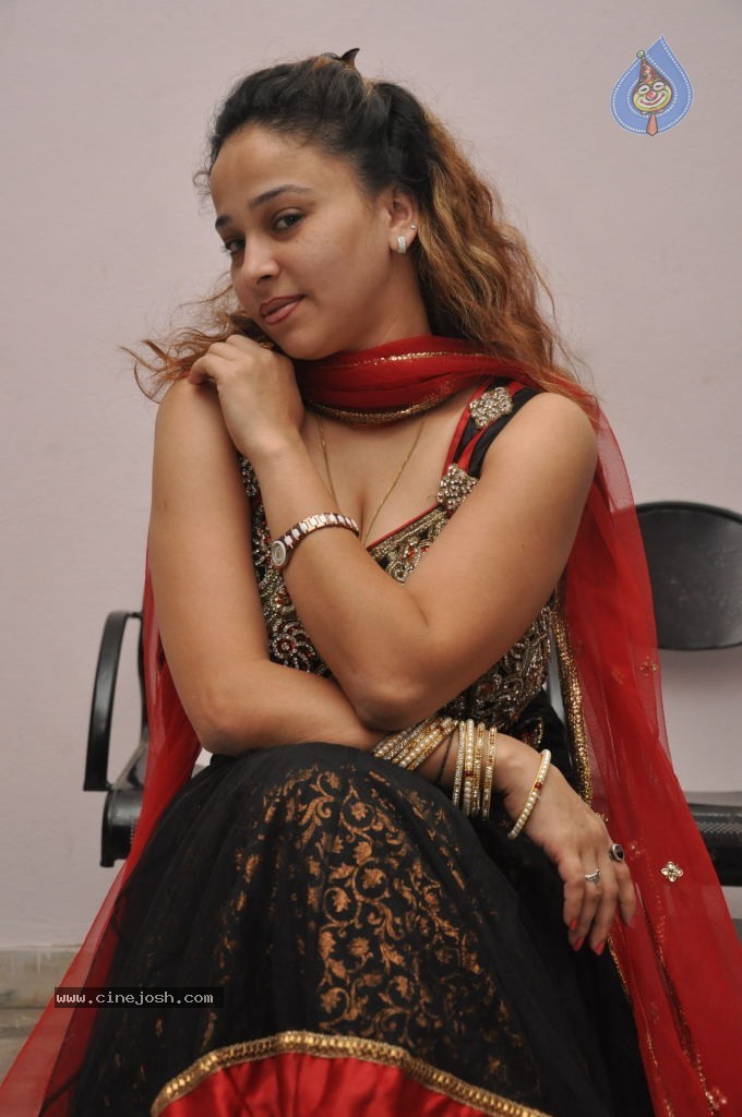 Ruhie Shaikh Hot Stills - 33 / 93 photos