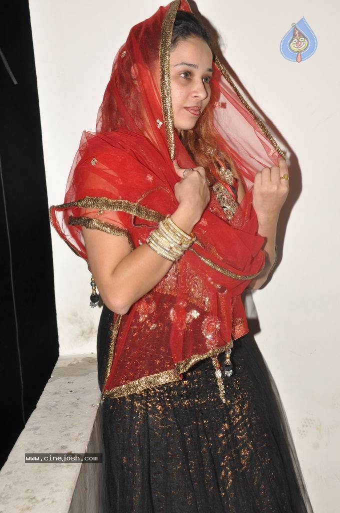 Ruhie Shaikh Hot Stills - 37 / 93 photos