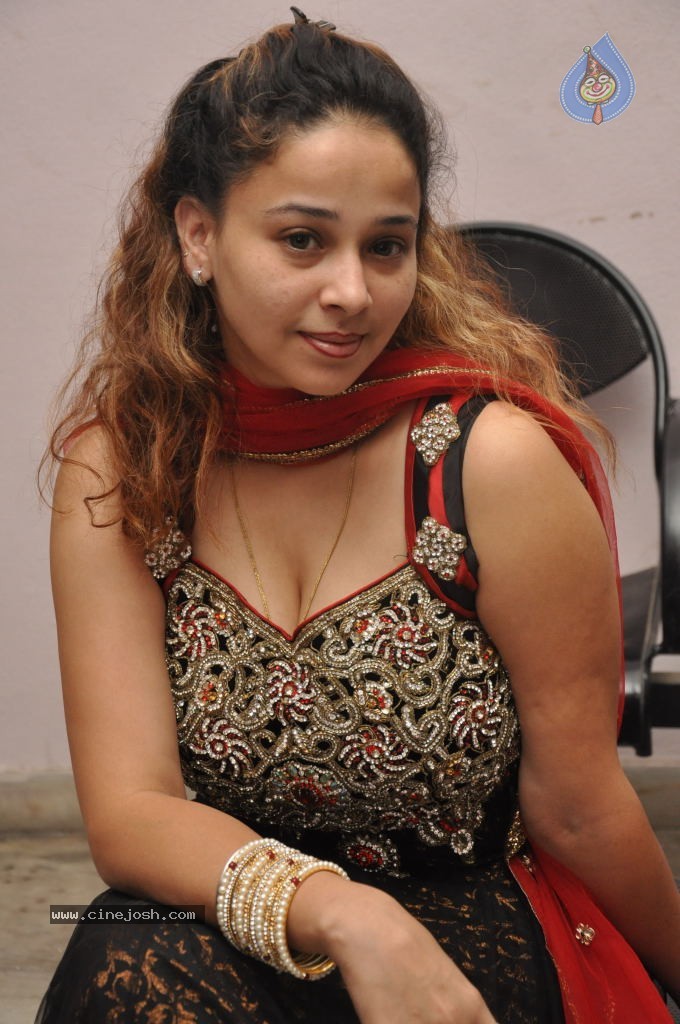 Ruhie Shaikh Hot Stills - 59 / 93 photos