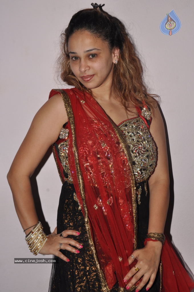 Ruhie Shaikh Hot Stills - 72 / 93 photos