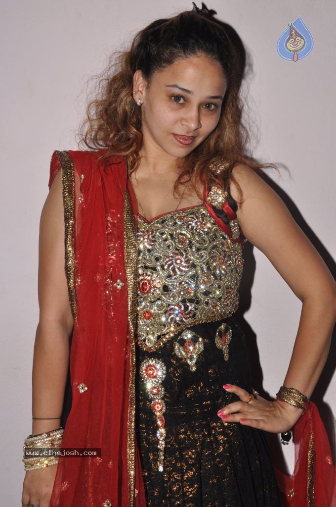 Ruhie Shaikh Hot Stills - 76 / 93 photos