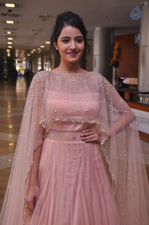 Rukshar Mir New Pics - 1 / 20 photos