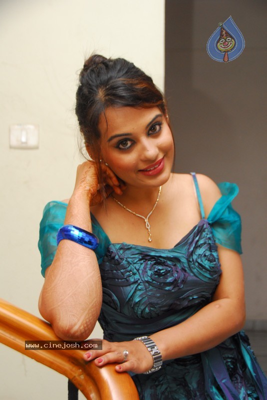 Roopa Kaur Gallery - Alalu Heroine - 4 / 45 photos