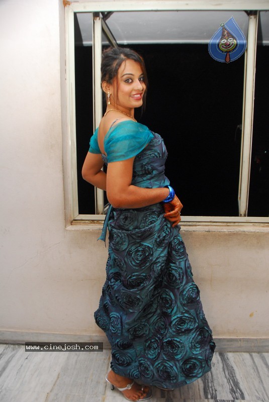 Roopa Kaur Gallery - Alalu Heroine - 16 / 45 photos