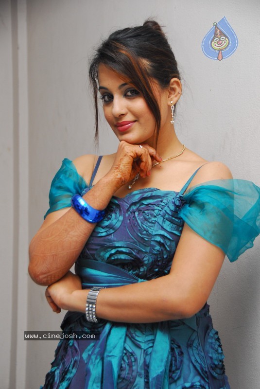 Roopa Kaur Gallery - Alalu Heroine - 26 / 45 photos