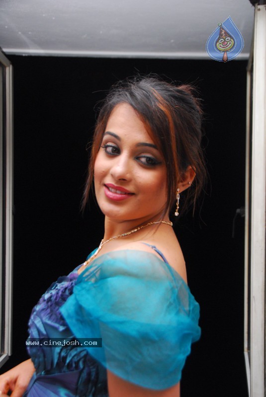 Roopa Kaur Gallery - Alalu Heroine - 31 / 45 photos