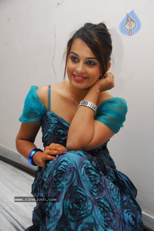 Roopa Kaur Gallery - Alalu Heroine - 39 / 45 photos